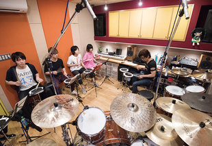 村石雅行ドラム道場 "トップ・プロの現場"を想定した超実践的レッスンをレポート！｜リズム&ドラム・マガジン2017年9月号より