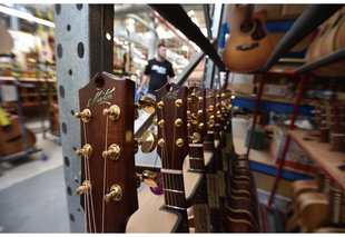 メイトンギターズ取材風景動画|アコースティック・ギター・マガジンVol.79より